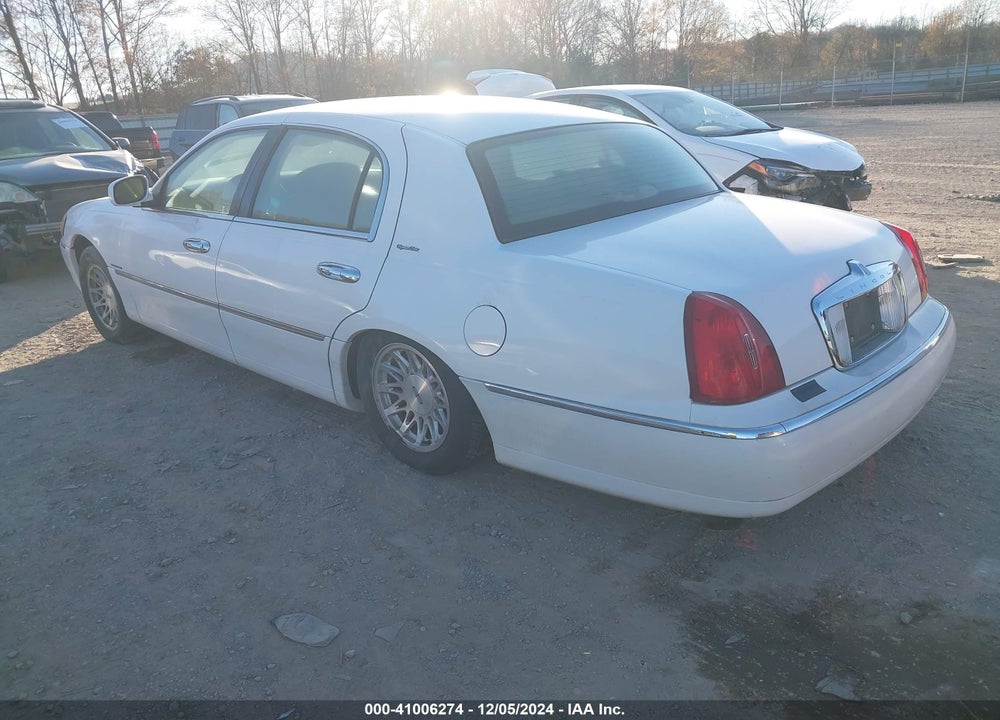 1998 LINCOLN TOWN CAR SIGNATURE VIN: 1LNFM82W0WY726722