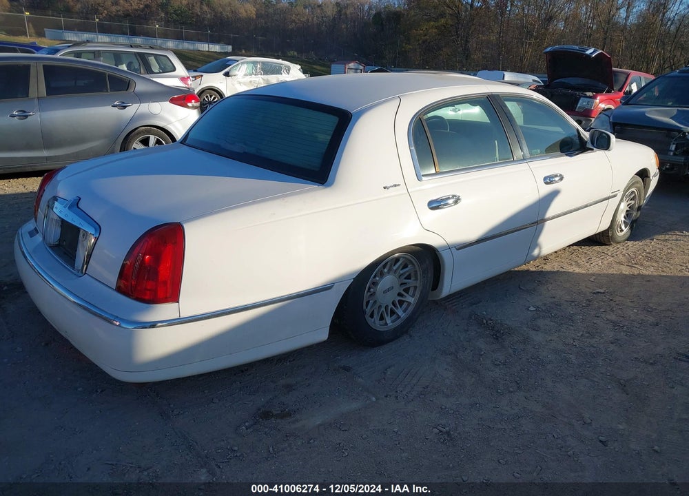 1998 LINCOLN TOWN CAR SIGNATURE VIN: 1LNFM82W0WY726722