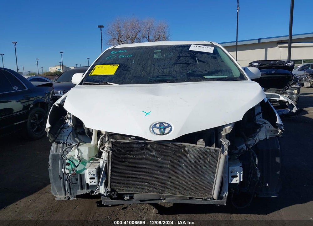 2017 TOYOTA SIENNA SE VIN: 5TDXZ3DC6HS812907