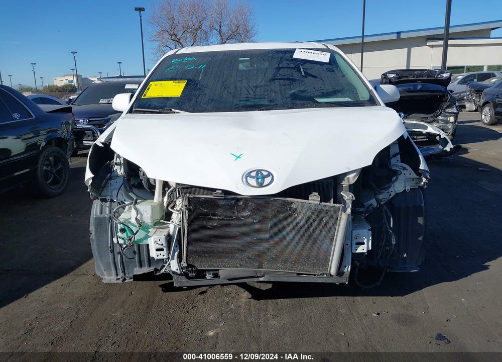 2017 TOYOTA SIENNA SE VIN: 5TDXZ3DC6HS812907