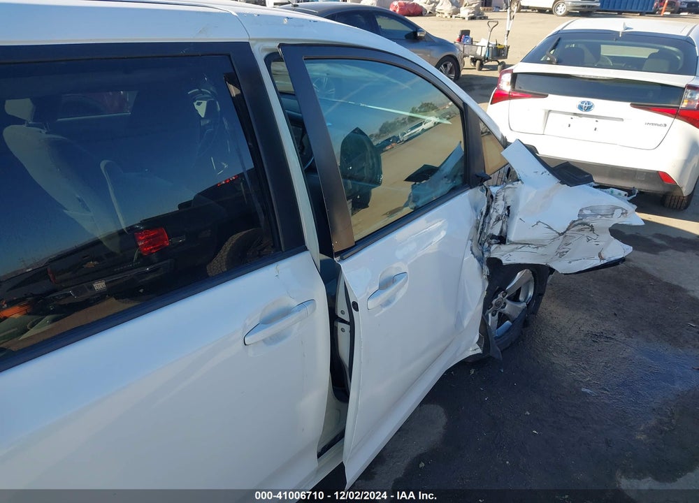 2017 TOYOTA SIENNA LE 8 PASSENGER VIN: 5TDKZ3DCXHS871727