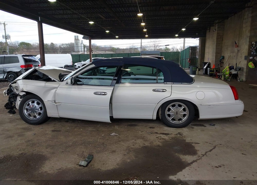 1998 LINCOLN TOWN CAR SIGNATURE VIN: 1LNFM82W0WY699148