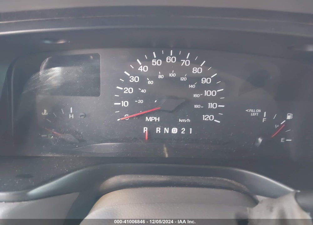 1998 LINCOLN TOWN CAR SIGNATURE VIN: 1LNFM82W0WY699148