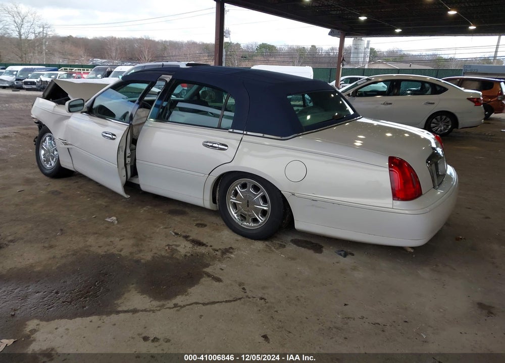 1998 LINCOLN TOWN CAR SIGNATURE VIN: 1LNFM82W0WY699148