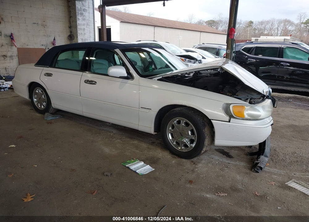 1998 LINCOLN TOWN CAR SIGNATURE VIN: 1LNFM82W0WY699148