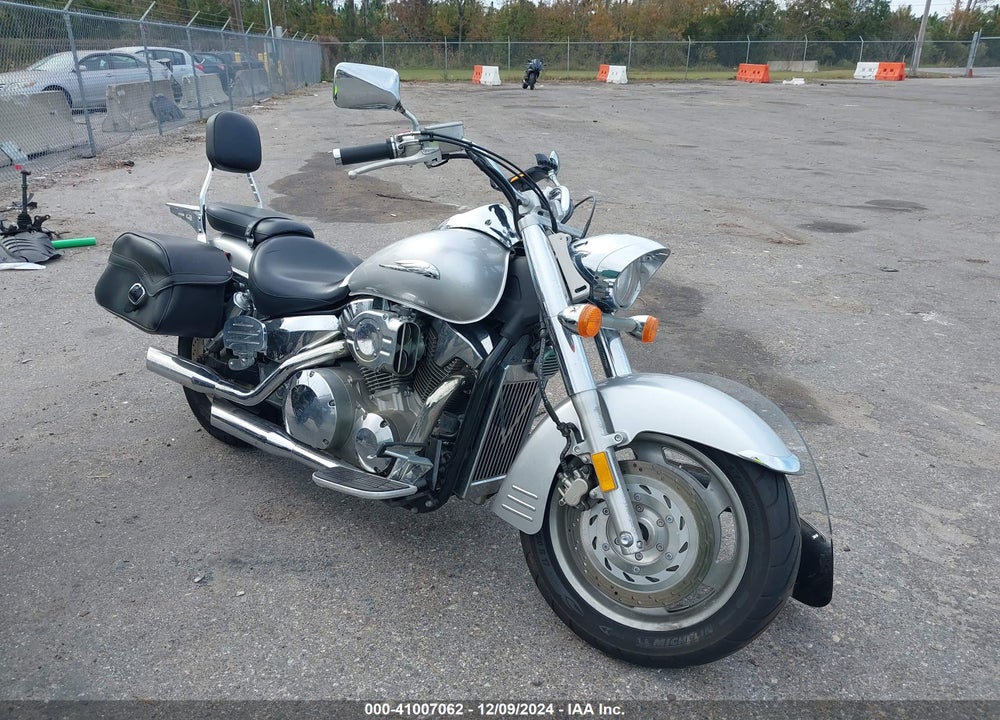 2006 HONDA VTX1300 R VIN: 1HFSC52676A309374