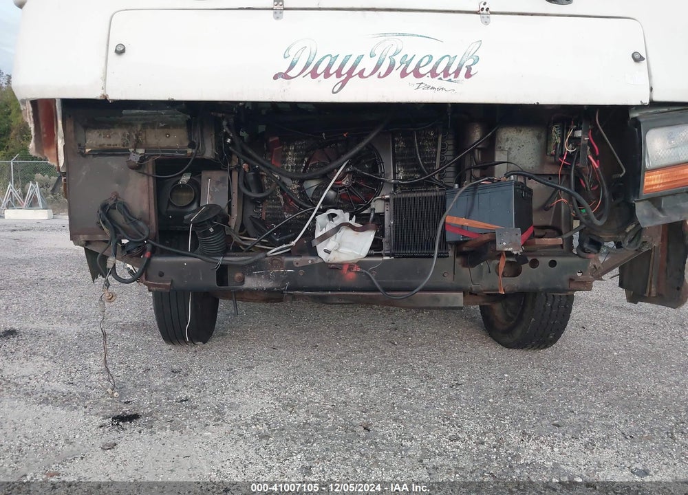 2000 WORKHORSE CUSTOM CHASSIS DAYBREAK MOTOR HOME VIN: 5B4KP37J3X3309187