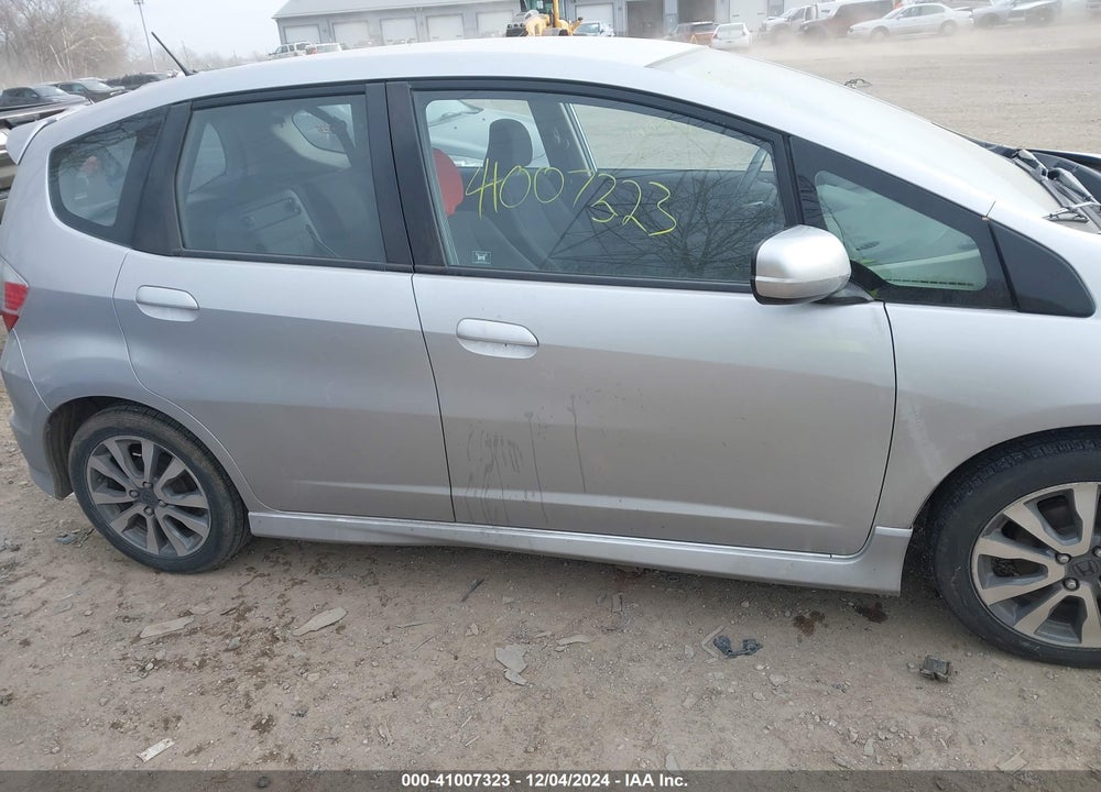 2013 HONDA FIT SPORT VIN: JHMGE8H51DC013082