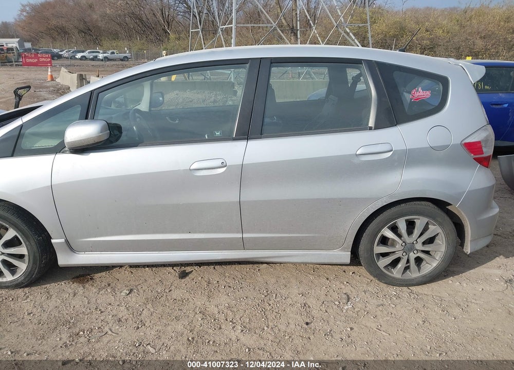 2013 HONDA FIT SPORT VIN: JHMGE8H51DC013082