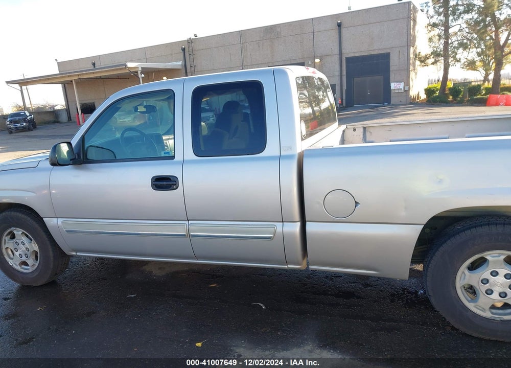 2004 CHEVROLET SILVERADO 1500 LS VIN: 2GCEC19V041363068