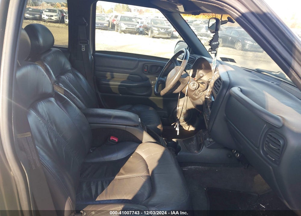 2000 CHEVROLET BLAZER LT VIN: 1GNDT13W6Y2104143
