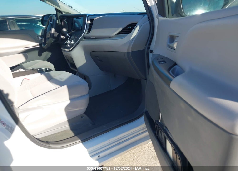 2017 TOYOTA SIENNA LE 8 PASSENGER VIN: 5TDKZ3DC7HS888081