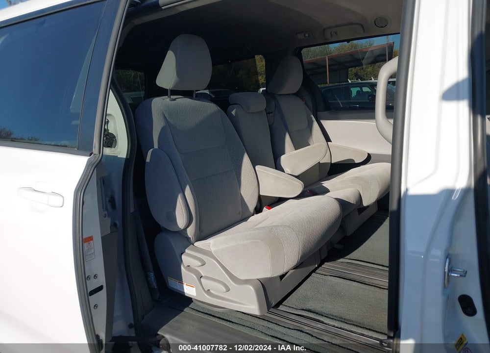 2017 TOYOTA SIENNA LE 8 PASSENGER VIN: 5TDKZ3DC7HS888081