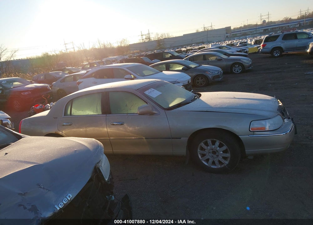 2007 LINCOLN TOWN CAR SIGNATURE LIMITED VIN: 1LNHM82W27Y623098