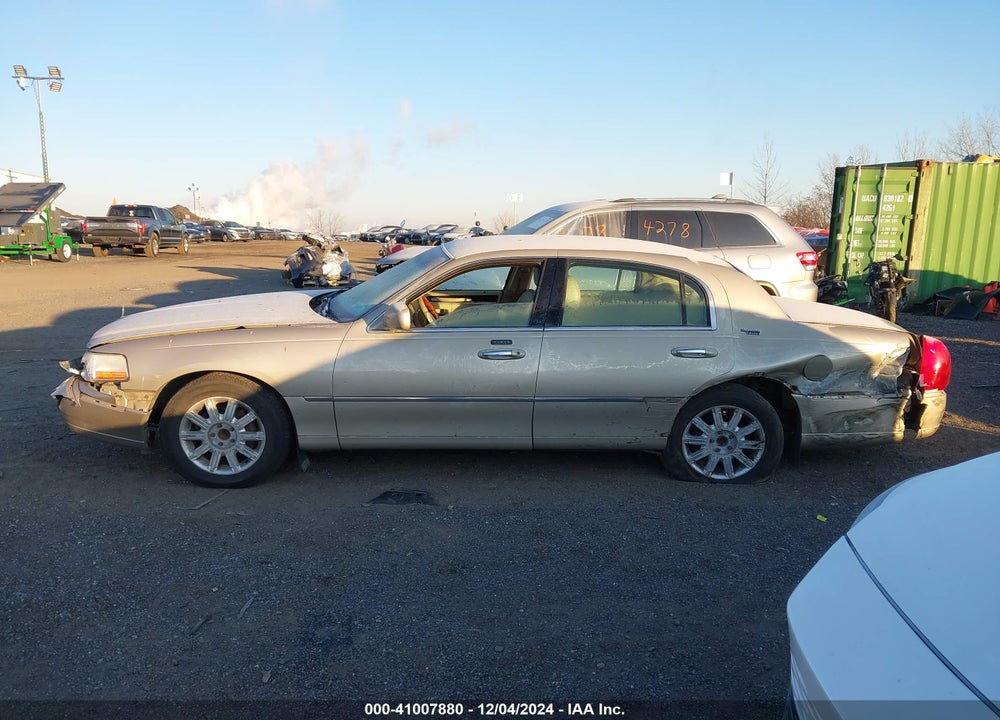 2007 LINCOLN TOWN CAR SIGNATURE LIMITED VIN: 1LNHM82W27Y623098