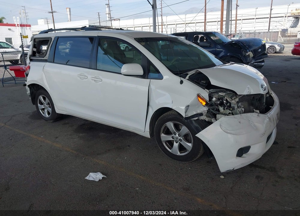 2014 TOYOTA SIENNA LE V6 8 PASSENGER VIN: 5TDKK3DC7ES501948