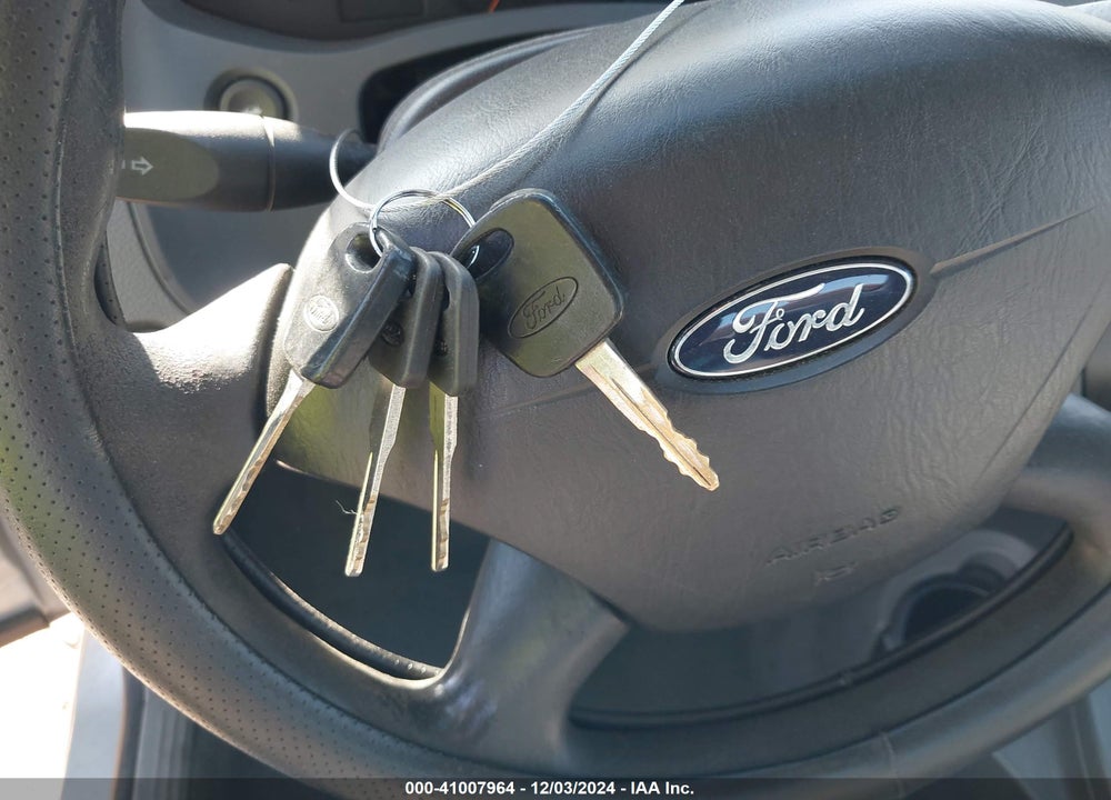 2005 FORD FOCUS ZX4 VIN: 1FAFP34N35W210583