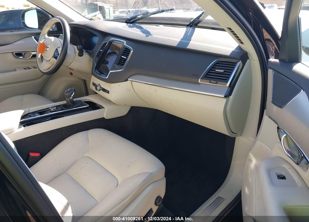 2022 VOLVO XC90 T5 MOMENTUM 7 PASSENGER VIN: YV4102CK8N1789154