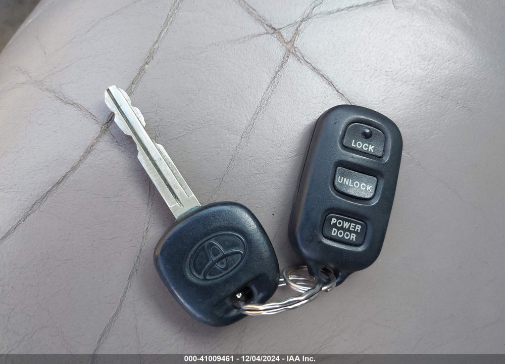 2000 TOYOTA SIENNA XLE VIN: 4T3ZF13C3YU240989