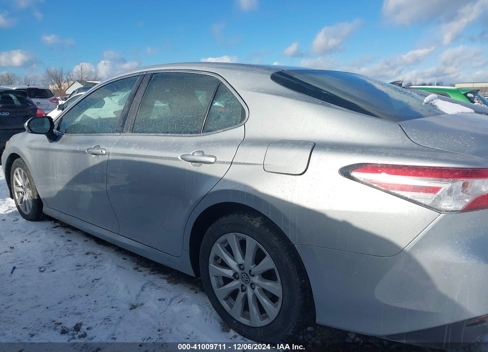 2018 TOYOTA CAMRY LE VIN: 4T1B11HK4JU565407