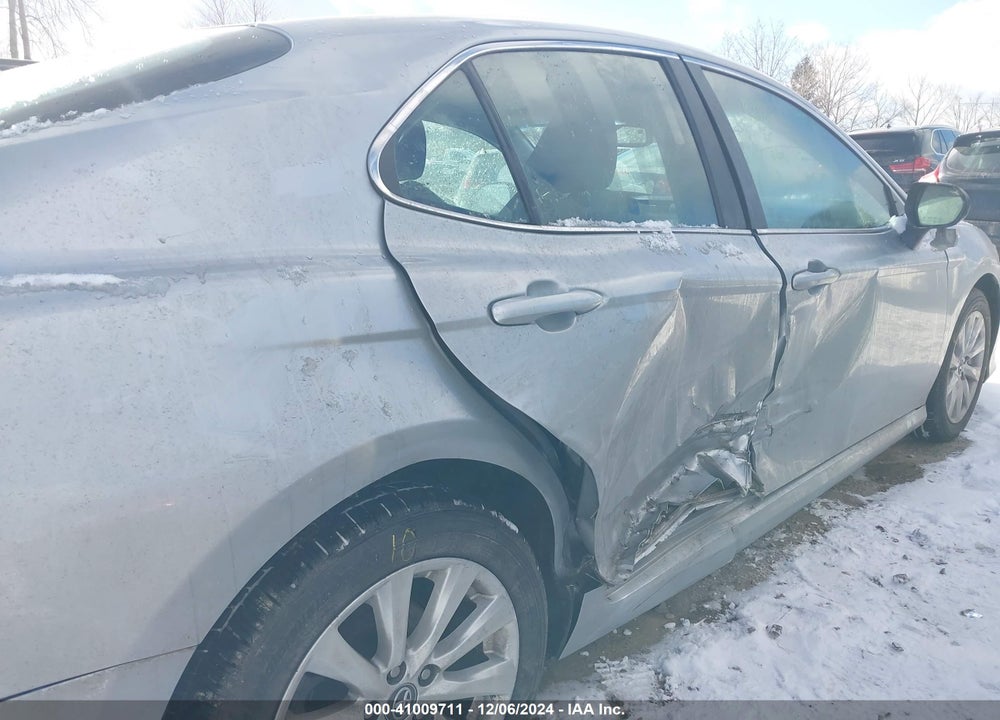 2018 TOYOTA CAMRY LE VIN: 4T1B11HK4JU565407