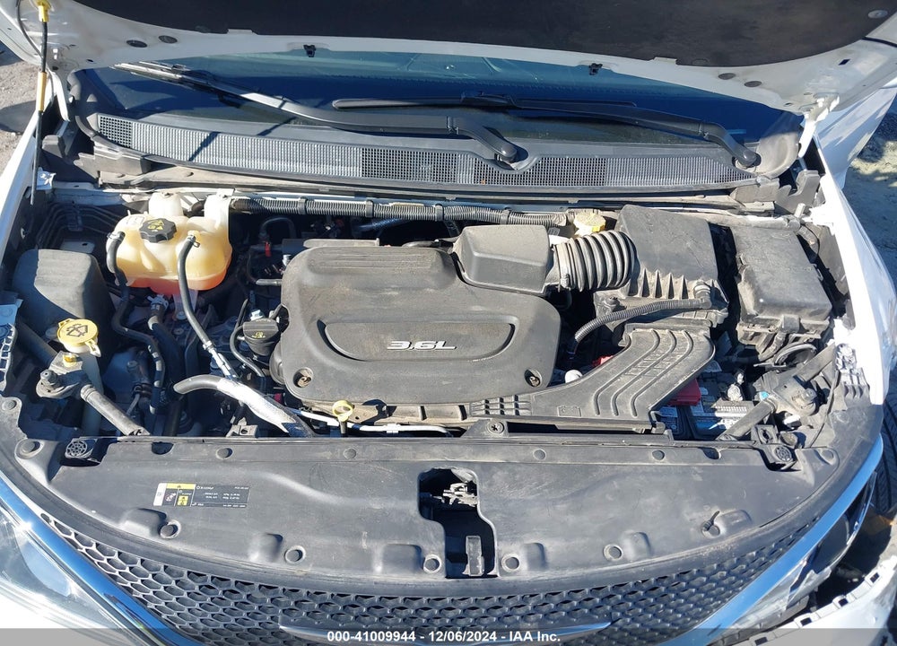 2018 CHRYSLER PACIFICA TOURING L VIN: 2C4RC1BG7JR130640