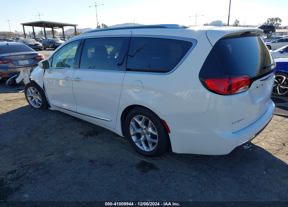 2018 CHRYSLER PACIFICA TOURING L VIN: 2C4RC1BG7JR130640