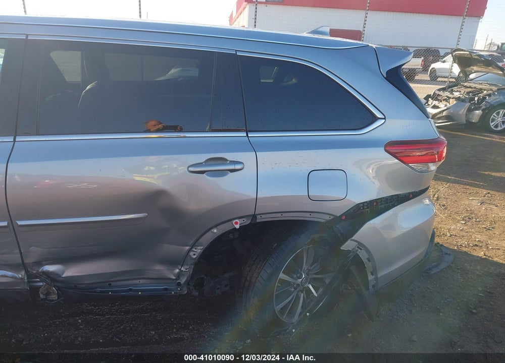 2019 TOYOTA HIGHLANDER XLE VIN: 5TDKZRFH7KS559173