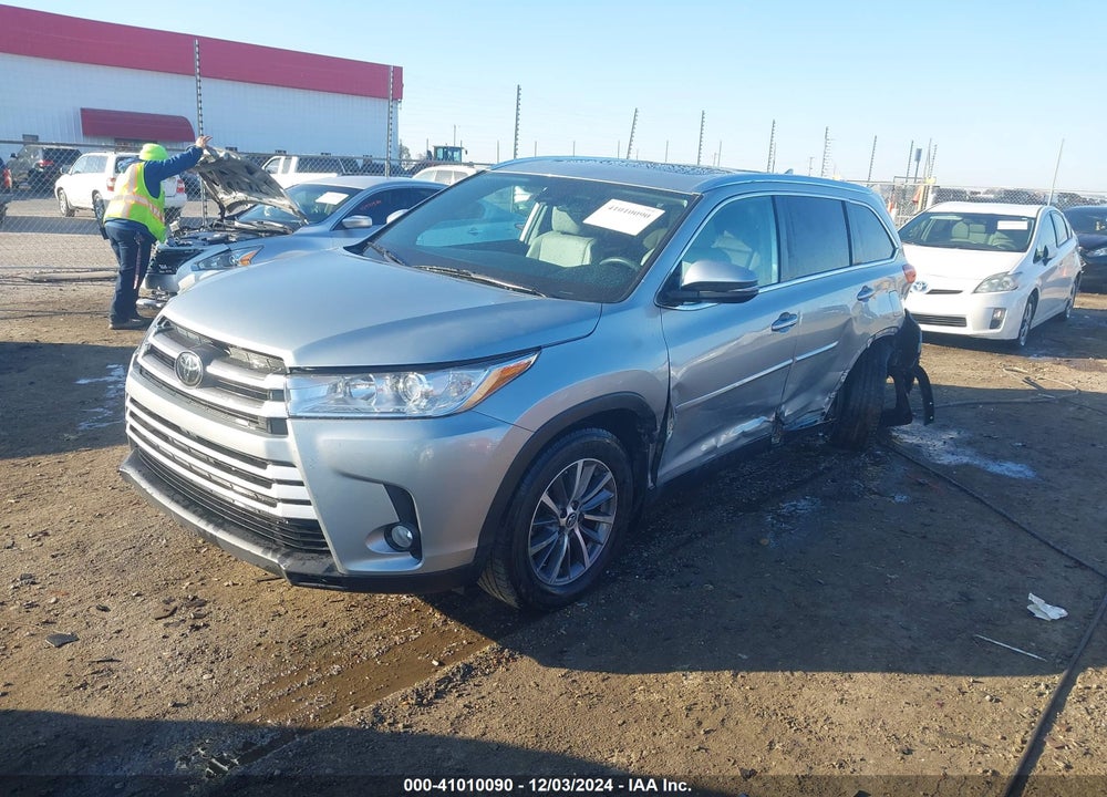 2019 TOYOTA HIGHLANDER XLE VIN: 5TDKZRFH7KS559173