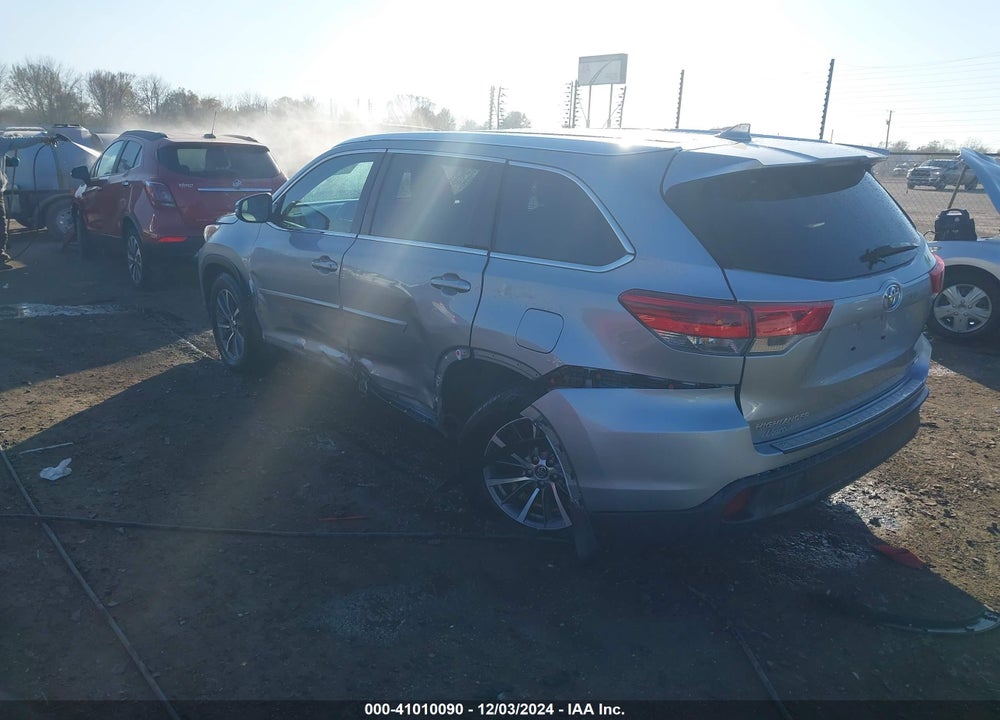2019 TOYOTA HIGHLANDER XLE VIN: 5TDKZRFH7KS559173