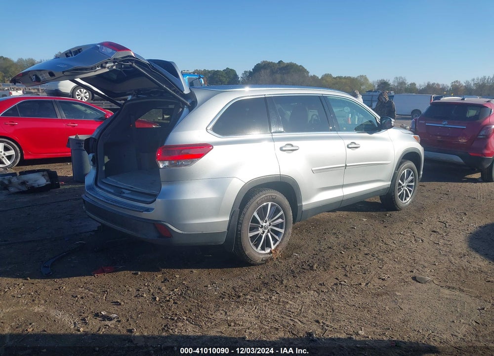 2019 TOYOTA HIGHLANDER XLE VIN: 5TDKZRFH7KS559173