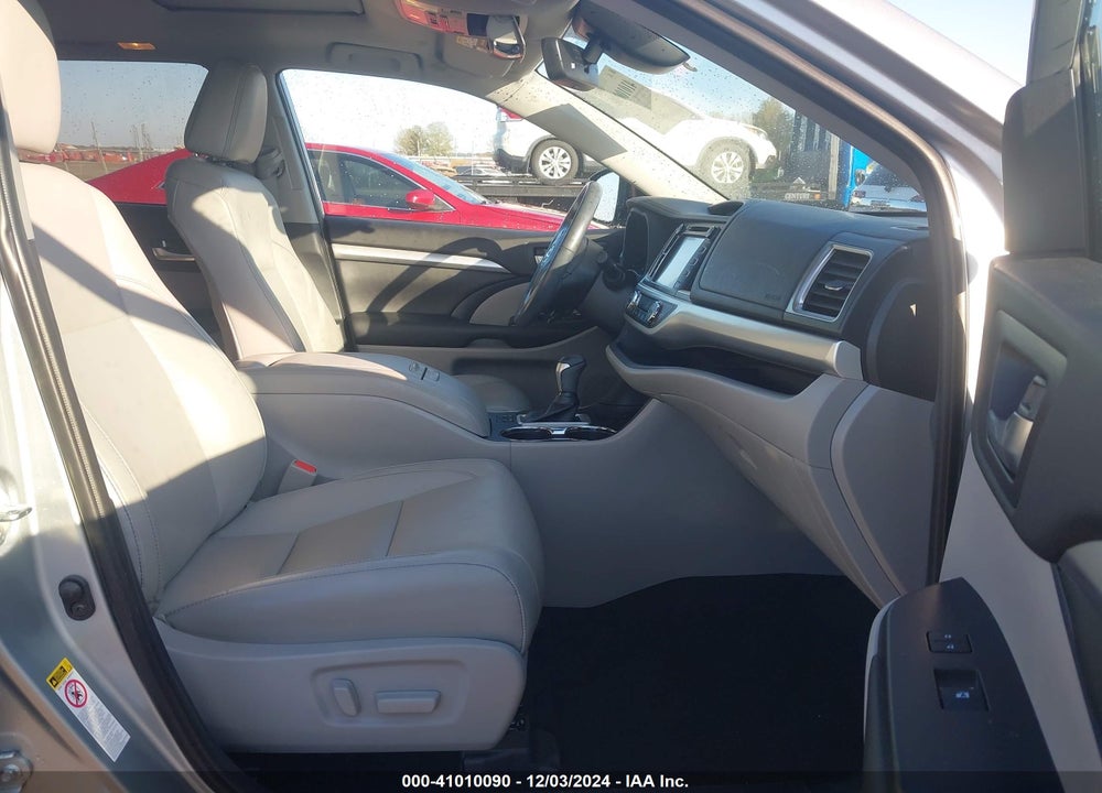 2019 TOYOTA HIGHLANDER XLE VIN: 5TDKZRFH7KS559173