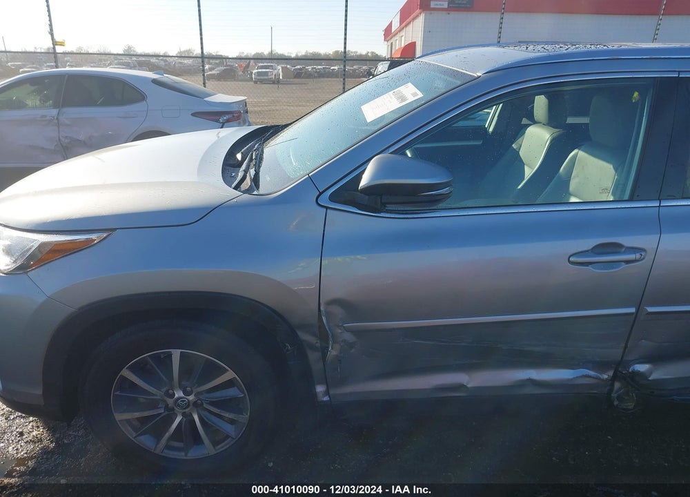 2019 TOYOTA HIGHLANDER XLE VIN: 5TDKZRFH7KS559173