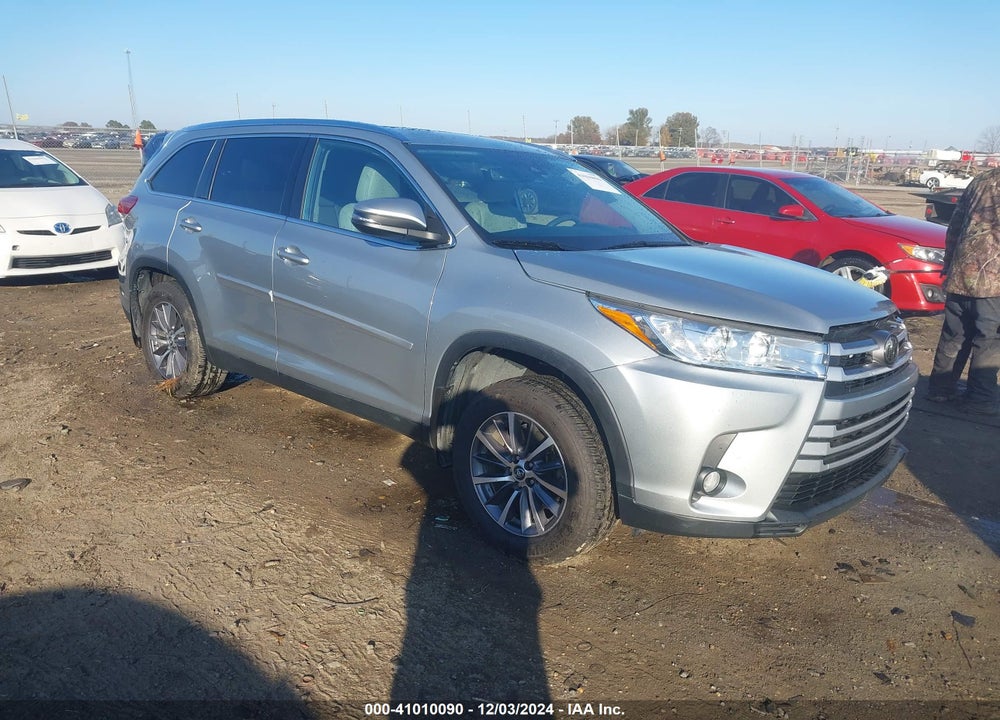 2019 TOYOTA HIGHLANDER XLE VIN: 5TDKZRFH7KS559173