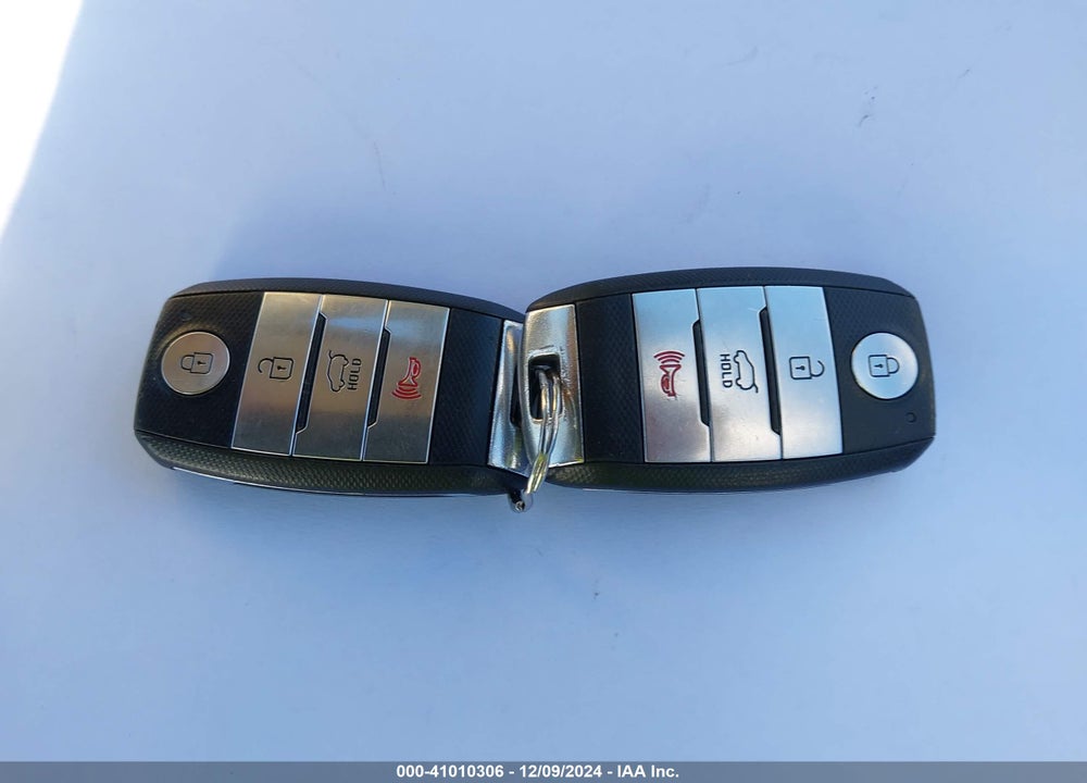 2016 KIA SORENTO 3.3L SX VIN: 5XYPKDA52GG164803