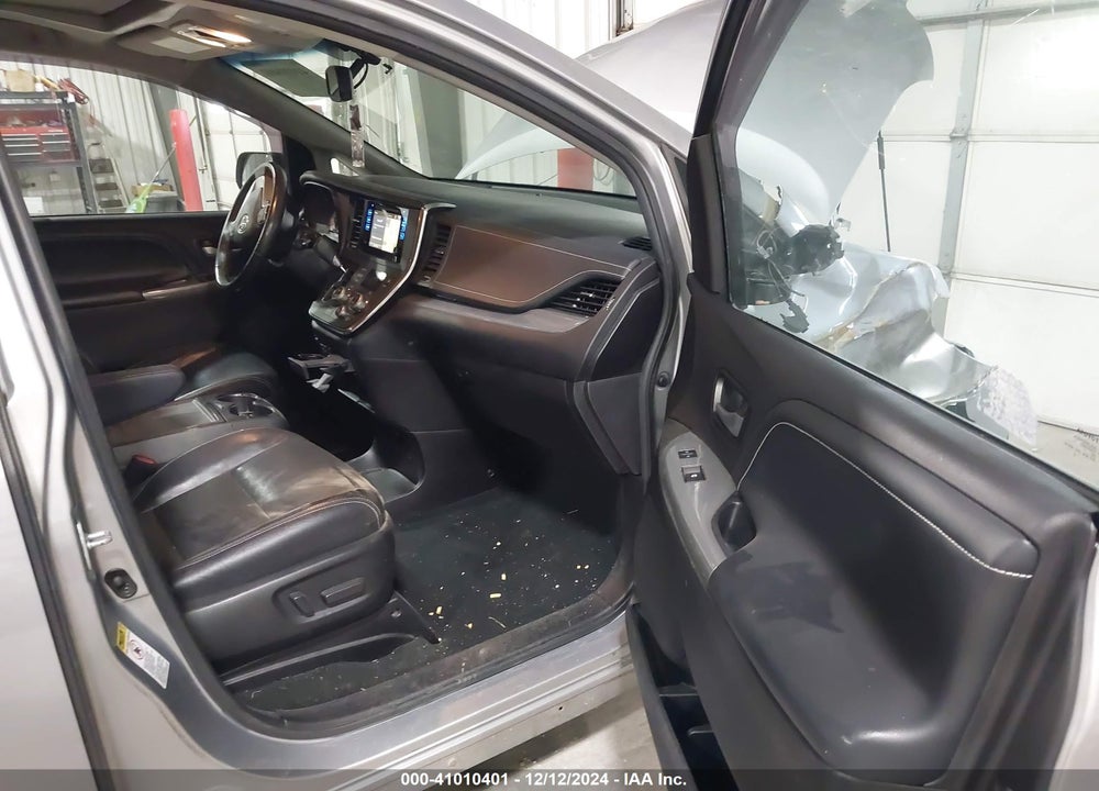 2017 TOYOTA SIENNA SE VIN: 5TDXZ3DC9HS885348