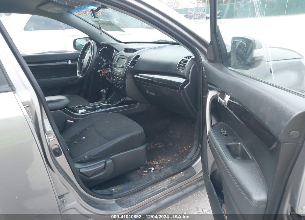 2014 KIA SORENTO LX VIN: 5XYKT3A62EG473260