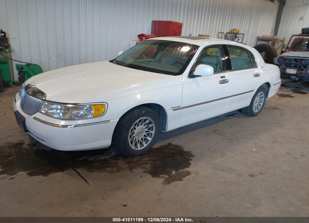 2002 LINCOLN TOWN CAR SIGNATURE VIN: 1LNHM82W72Y620268