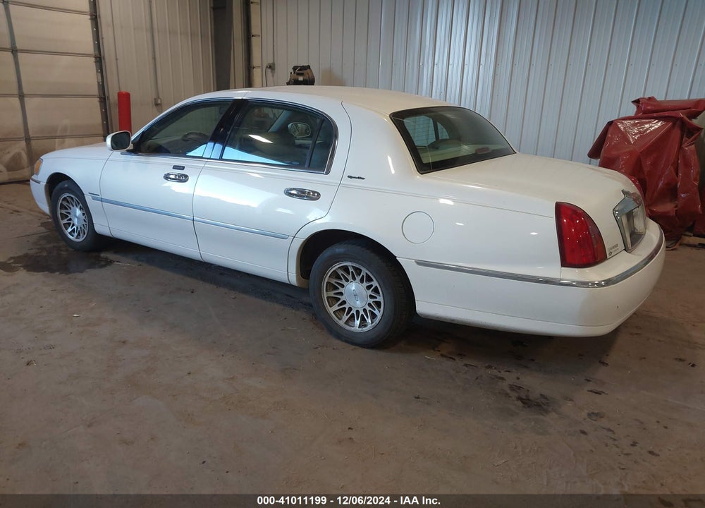 2002 LINCOLN TOWN CAR SIGNATURE VIN: 1LNHM82W72Y620268