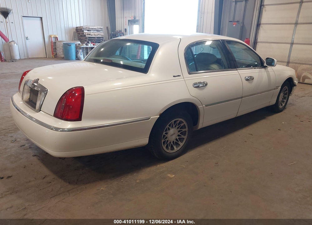 2002 LINCOLN TOWN CAR SIGNATURE VIN: 1LNHM82W72Y620268