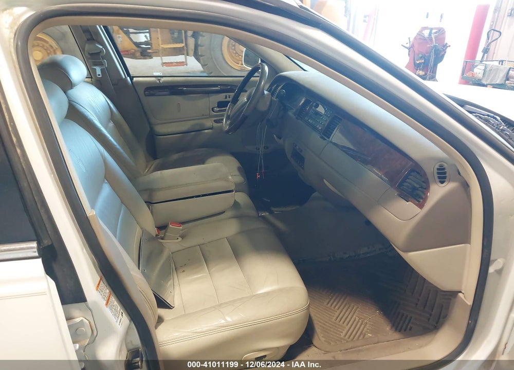2002 LINCOLN TOWN CAR SIGNATURE VIN: 1LNHM82W72Y620268