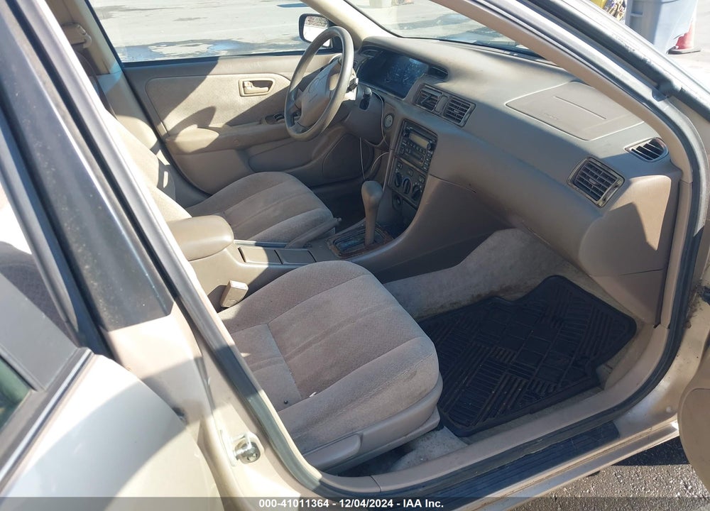 2000 TOYOTA CAMRY LE VIN: JT2BG22K0Y0509640