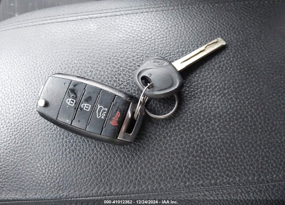 2014 KIA SORENTO LX VIN: 5XYKTCA65EG488898