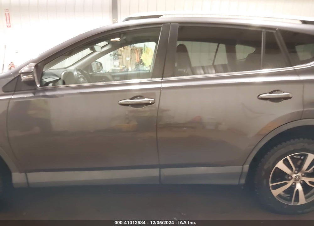 2016 TOYOTA RAV4 XLE VIN: 2T3RFREV3GW466428