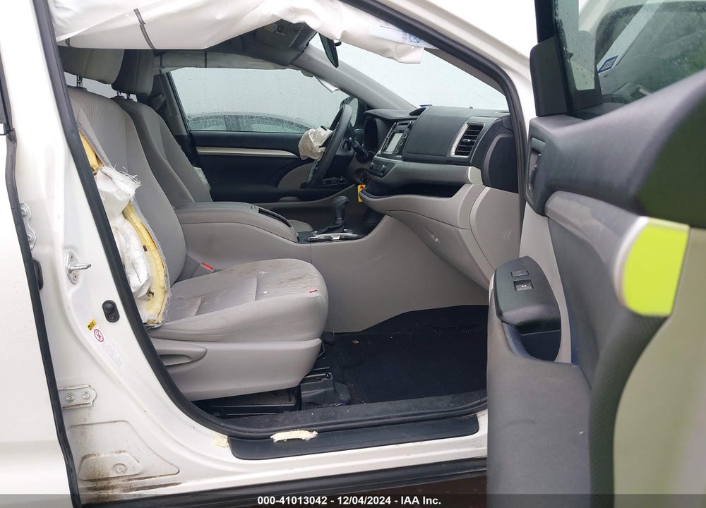 2019 TOYOTA HIGHLANDER LE VIN: 5TDZARFH8KS042289