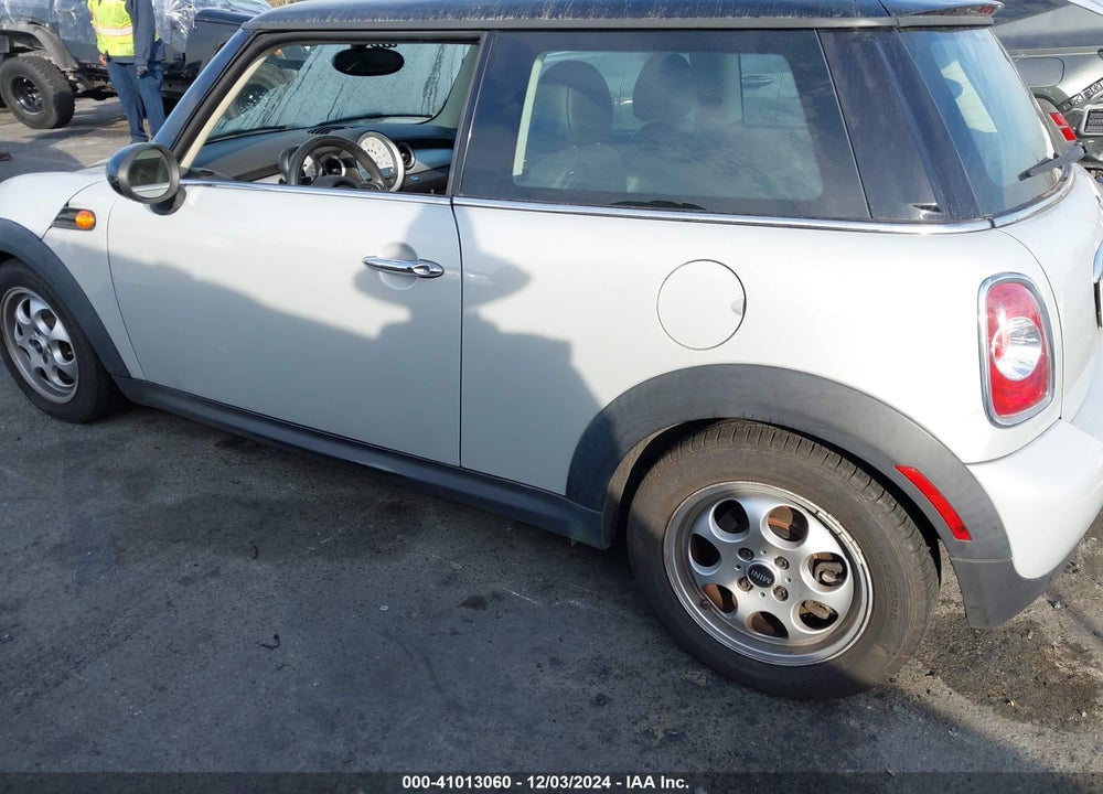 2013 MINI HARDTOP COOPER VIN: WMWSU3C55DT690657