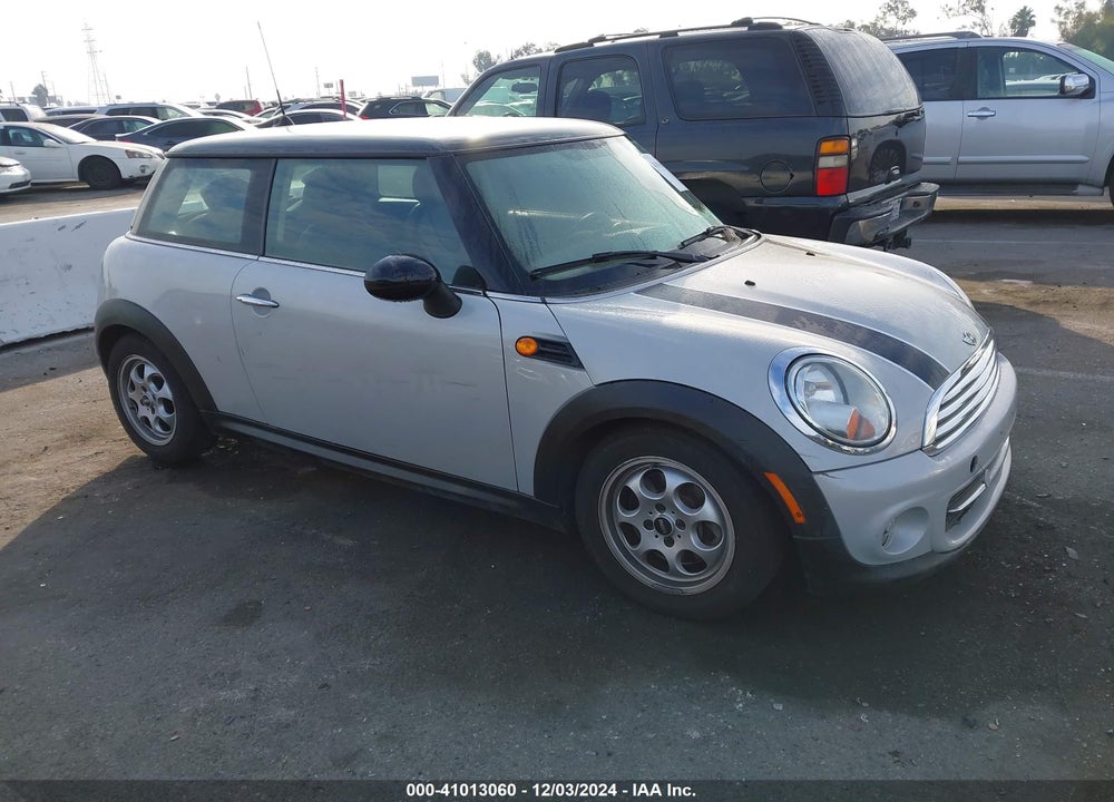 2013 MINI HARDTOP COOPER VIN: WMWSU3C55DT690657
