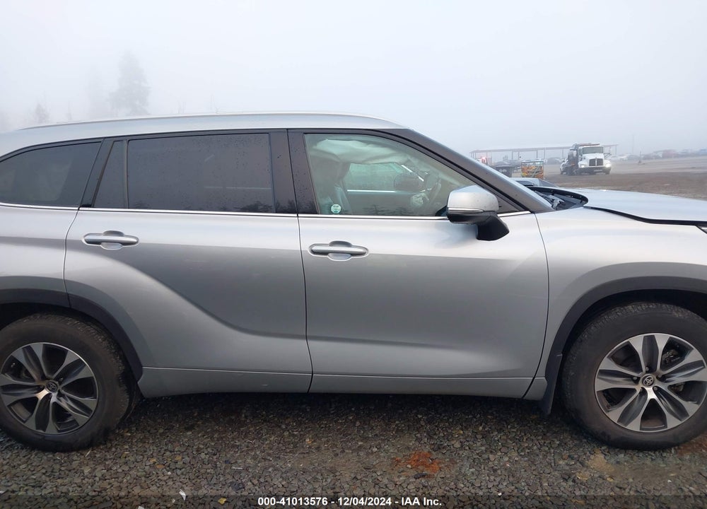2022 TOYOTA HIGHLANDER XLE VIN: 5TDHZRBH1NS180223