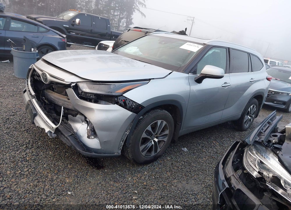 2022 TOYOTA HIGHLANDER XLE VIN: 5TDHZRBH1NS180223