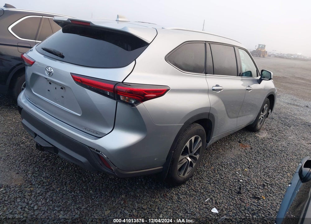 2022 TOYOTA HIGHLANDER XLE VIN: 5TDHZRBH1NS180223